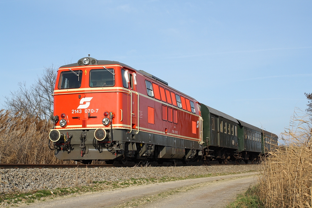 NLB 2143 070-7 am 21.Dezember 2014 mit dem SR 14293 zwischen Zwingendorf und Kadolz-Mailberg.
