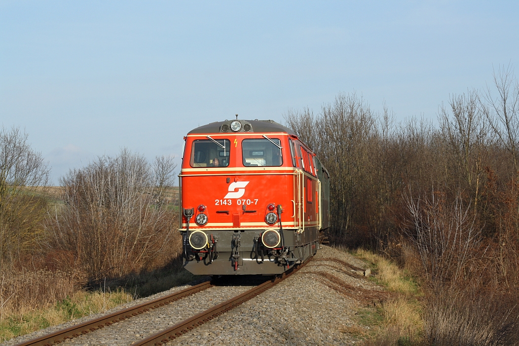 NLB 2143 070-7 am 21.Dezember 2014 mit dem SR 14293 zwischen Zwingendorf und Kadolz-Mailberg.