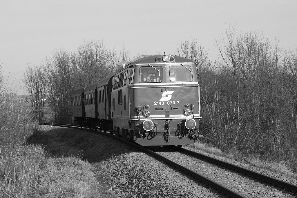 NLB 2143 070-7 am 21.Dezember 2014 mit dem SR 14293 zwischen Zwingendorf und Kadolz-Mailberg.