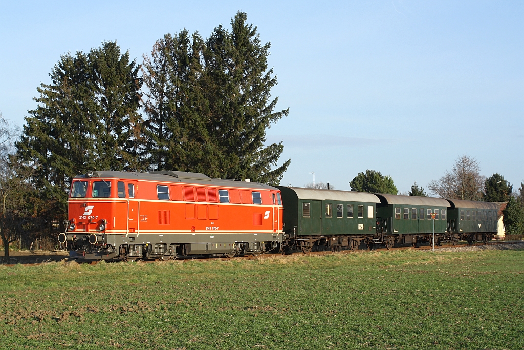 NLB 2143 070-7 am 21.Dezember 2014 mit dem SR 14293 in Obritz.