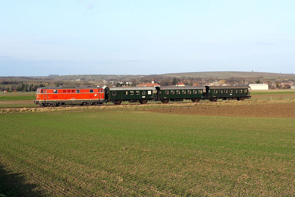 NLB 2143 070-7 am 21.Dezember 2014 mit dem SR 14293 zwischen Unter Markersdorf und Alberndorf.