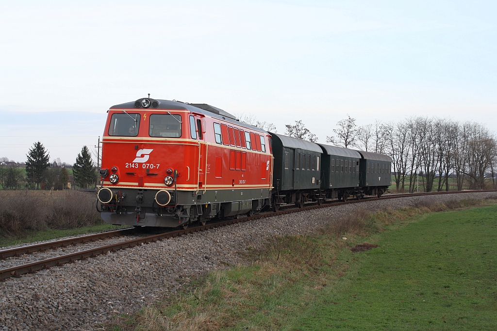 NLB 2143 070-7 am 21.Dezember 2014 mit dem SR 14293 in Haugsdorf.