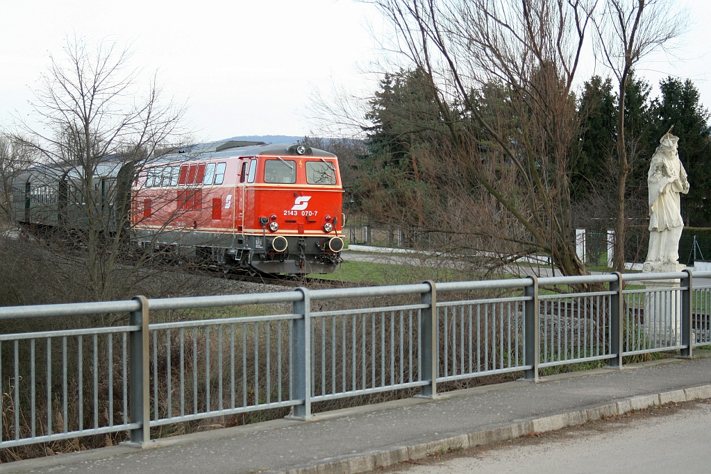 NLB 2143 070-7 am 21.Dezember 2014 mit dem SR 14293 in Haugsdorf.