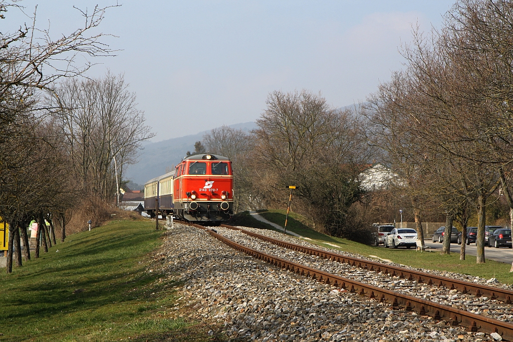 NLB 2143 070-7 am 23.März 2018 mit Sonderzug Waldmühle-Rosenburg in Perchtoldsdorf.