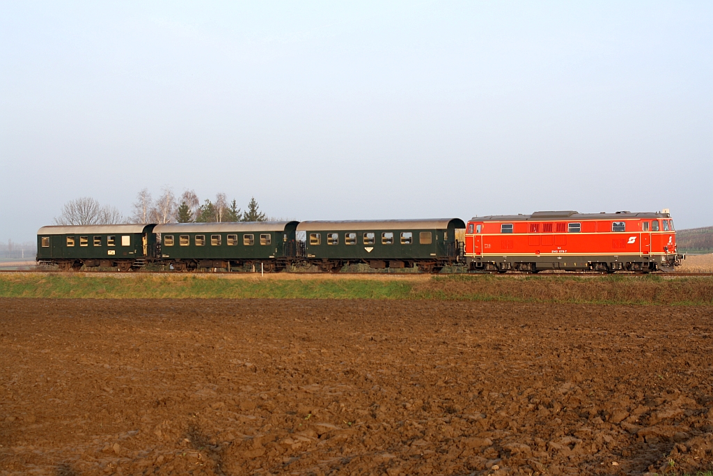 NLB 2143 070-7 am 23.November 2014 mit dem SR 17918 von Zellerndorf nach Laa a/d Thaya bei Watzelsdorf.