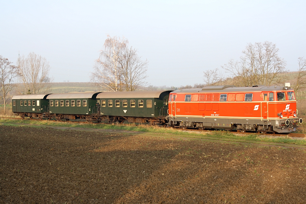 NLB 2143 070-7 am 23.November 2014 mit dem SR 17918 bei Pernersdorf.