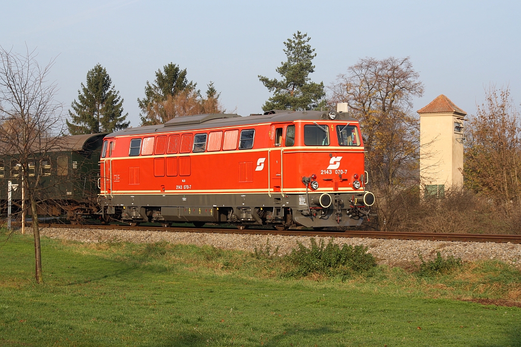 NLB 2143 070-7 am 23.November 2014 mit dem SR 17918 in Haugsdorf.