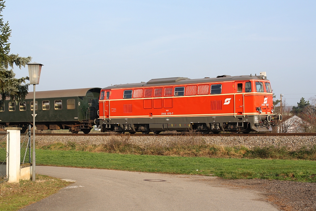NLB 2143 070-7 am 23.November 2014 mit dem SR 17918 in Haugsdorf.