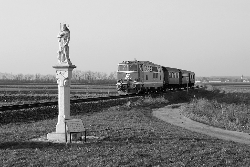 NLB 2143 070-7 am 23.November 2014 mit dem SR 17918 bei Untermarkersdorf.