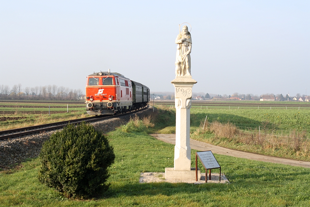 NLB 2143 070-7 am 23.November 2014 mit dem SR 17918 bei Untermarkersdorf.