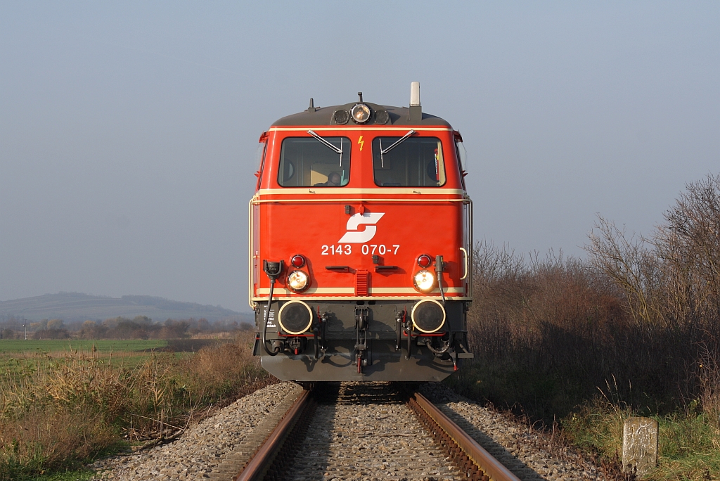 NLB 2143 070-7 am 23.November 2014 mit dem SR 17918 zwischen Zwingendorf - Kadolz-Mailberg beim Strecken-KM 145,0.  -  Standort war ein öffentliche Bahnübergang und der Zug hielt an dieser Stelle zu Fotoaufnahmen.