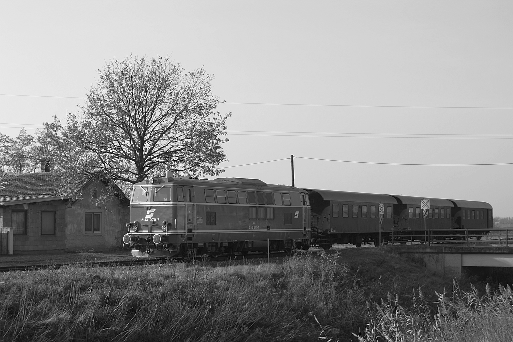 NLB 2143 070-7 am 23.November 2014 mit dem SR 17918 in der ehemaligen Hst. Zwingendorf.