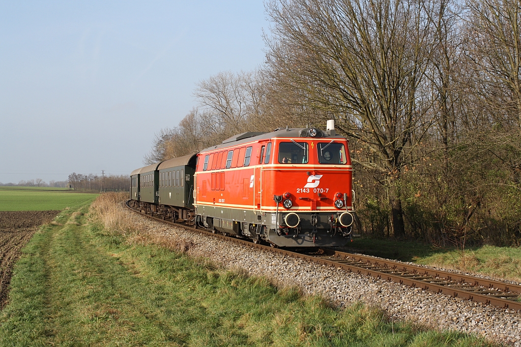 NLB 2143 070-7 am 23.November 2014 mit dem SR 17918 zwischen Blaustauden und Laa a.d. Thaya Stadt beim Strecken-KM 135,0.