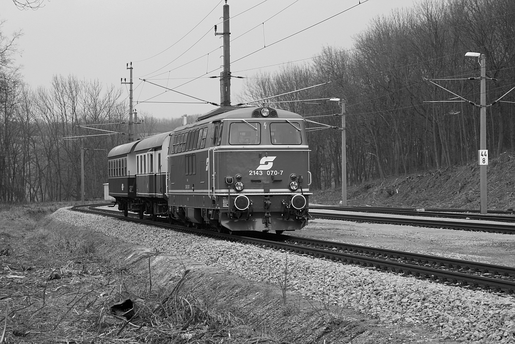 NLB 2143 070-7 am 24.Jänner 2015 mit dem SLP 14335 in Neubau-Kreuzstetten.