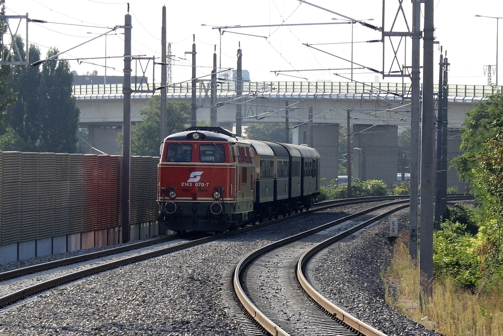 NLB 2143 070-7 am 24.September 2016 mit NostalgieExpress Leiserberge bei der Haltestelle Brünnerstrasse.