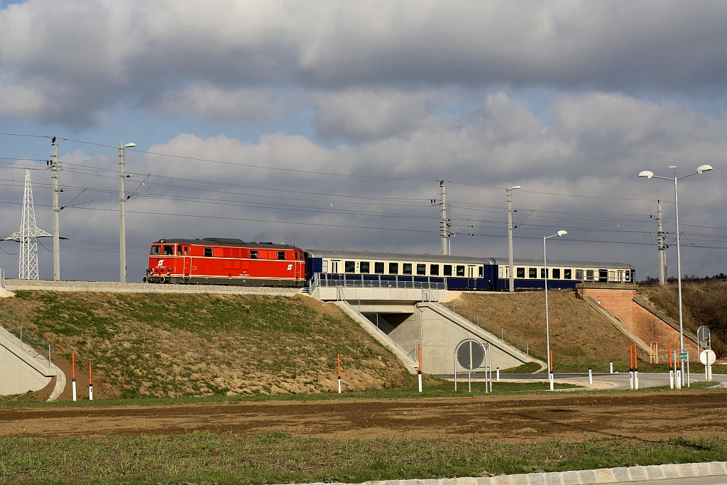 NLB 2143 070-7 am 28.November 2015 mit dem SLP 17501 nach Praterstern bei der Ausfahrt Mistelbach.