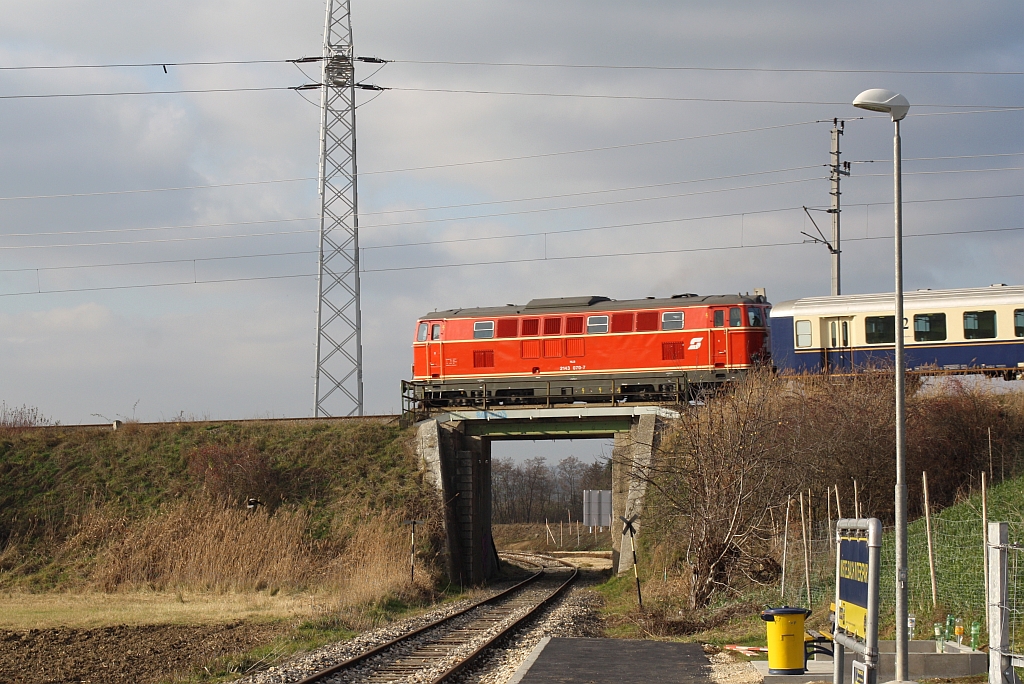 NLB 2143 070-7 am 28.November 2015 mit dem SLP 17501 nach Praterstern über der Hst. Mistelbach Interspar.