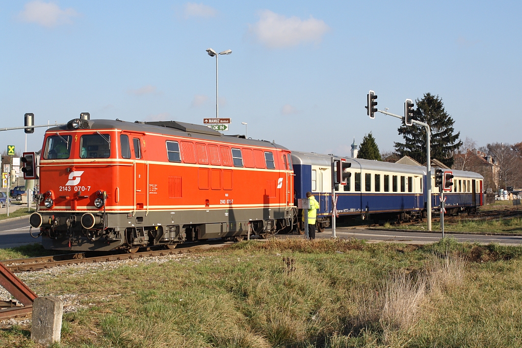 NLB 2143 070-7 am 28.November 2015 beim Verschub in Mistelbach Lokalbahn.