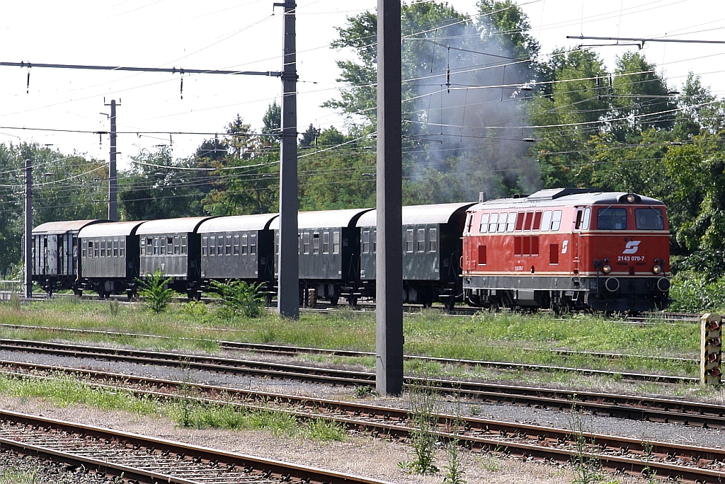 NLB 2143 070-7 fährt am 31.August 2018 mit dem SR 17060 von Wien Meidling nach Retz (und weiter nach Drosendorf) durch den Bahnhof Jedlersdorf.