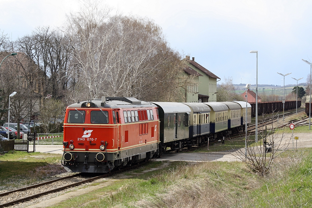 NLB 2143 070-7 fährt am 06.April 2015 mit dem SR 14517 aus dem Bf. Dobermannsdorf.