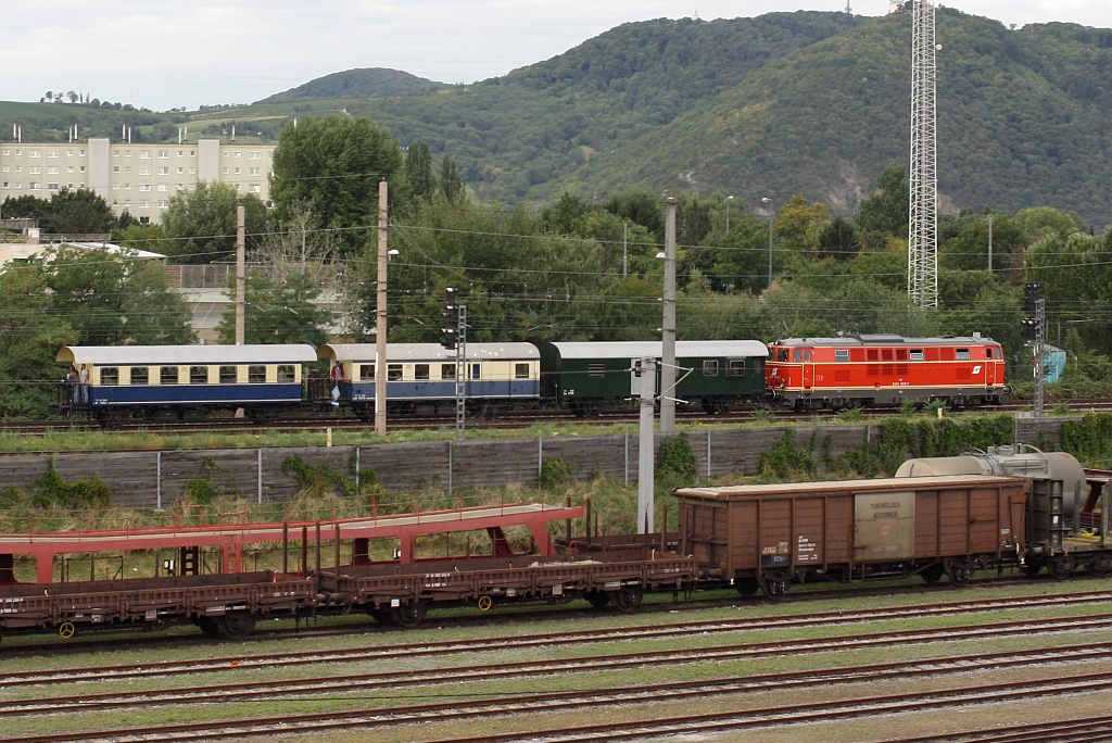 NLB 2143 070-7 fährt am 18.September 2015 mit dem SR 17040 durch den im Bf. Jedlersdorf.