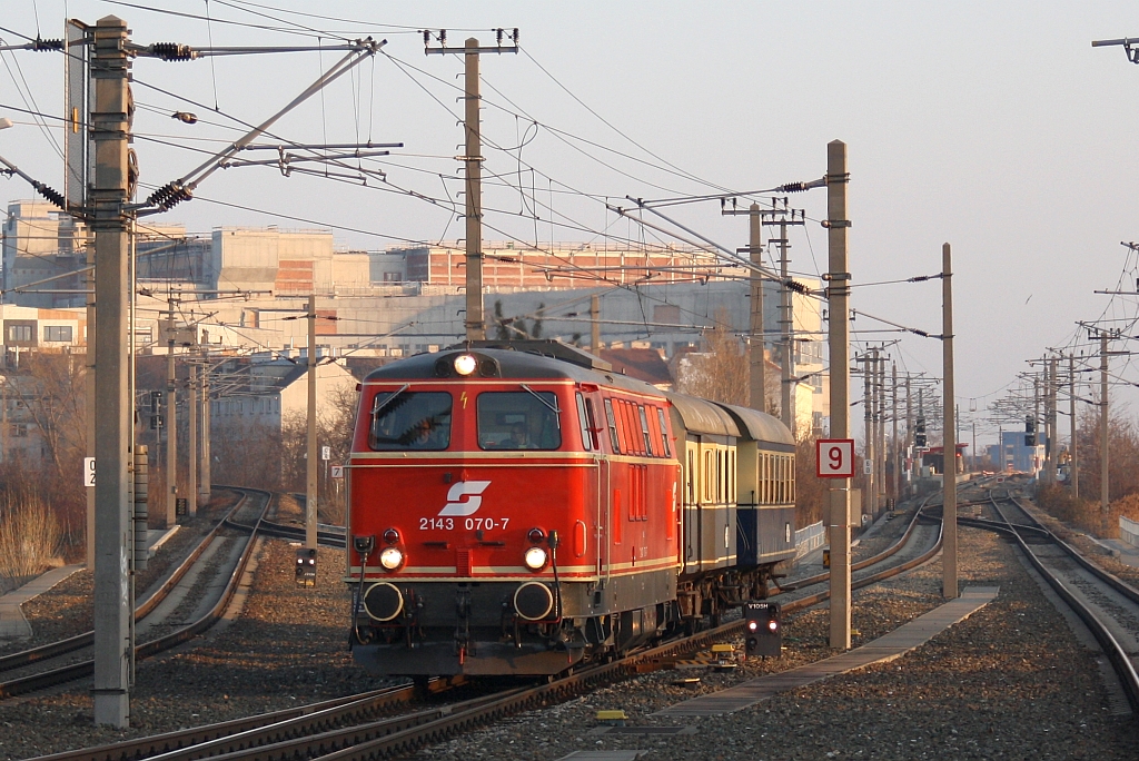 NLB 2143 070-7 mit dem SR 14342 am 13.Februar 2015 kurz vor der Hst. Jedlersdorf.