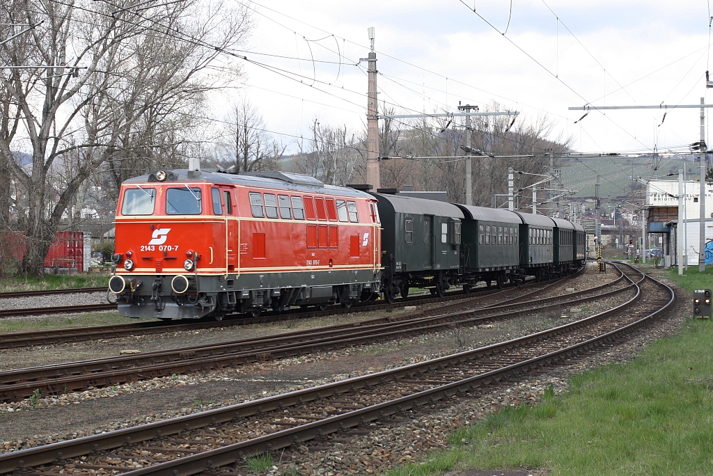 NLB 2143 070-7 mit dem SLP 93953 von Wien FJB nach Bad Pirawarth am 05.April 2015 im Bf. Brigittenau.