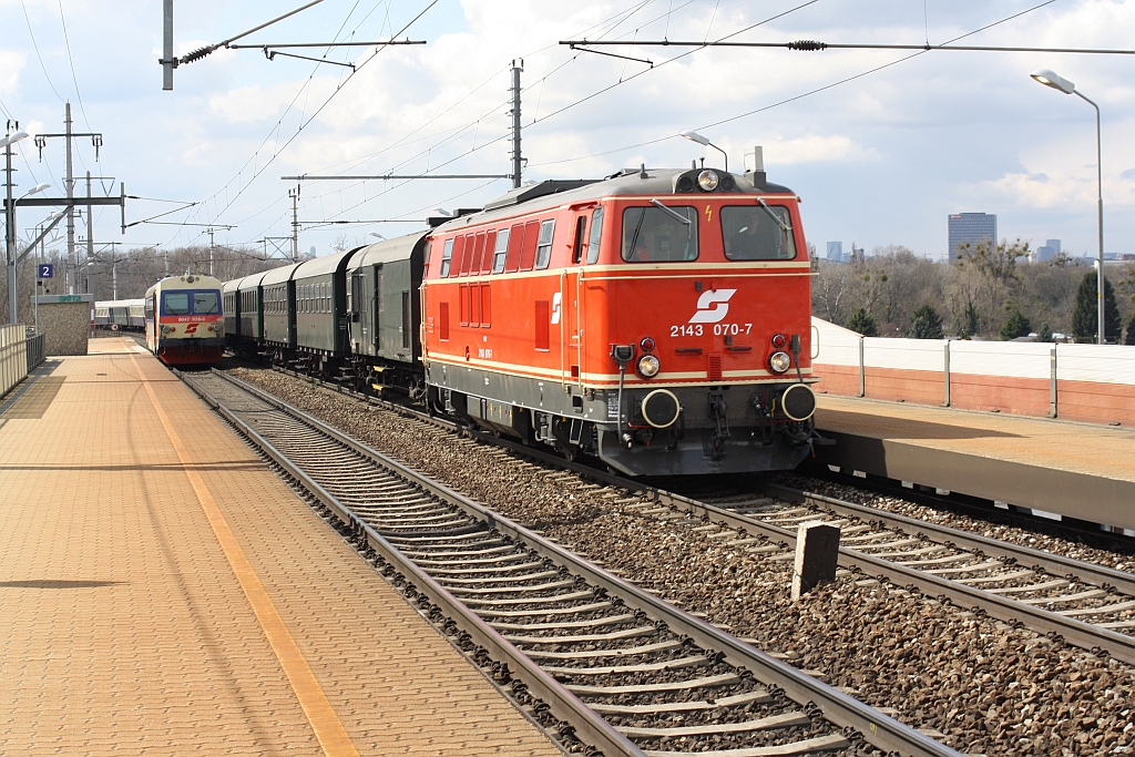 NLB 2143 070-7 mit dem SLP 93953 von Wien FJB nach Bad Pirawarth am 05.April 2015 in der Hst. Praterkai.