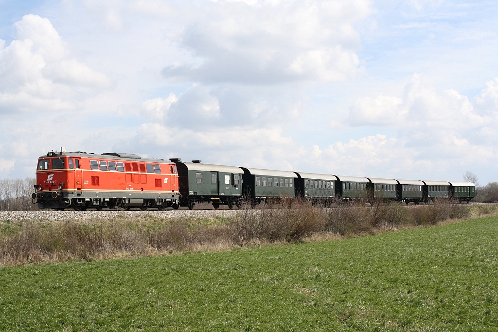 NLB 2143 070-7 mit dem SLP 93953 von Wien FJB nach Bad Pirawarth am 05.April 2015 nach der Ausfahrt aus dem Bf. Gänserndorf.