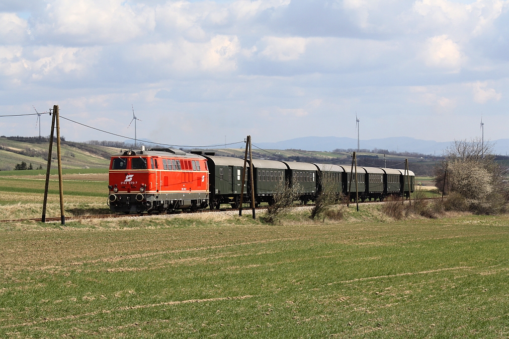 NLB 2143 070-7 mit dem SLP 93953 von Wien FJB nach Bad Pirawarth am 05.April 2015 zwischen Matzen und Raggendorf.