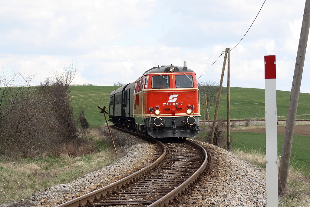 NLB 2143 070-7 mit dem SLP 93953 von Wien FJB nach Bad Pirawarth am 05.April 2015 zwischen Matzen und Raggendorf.
