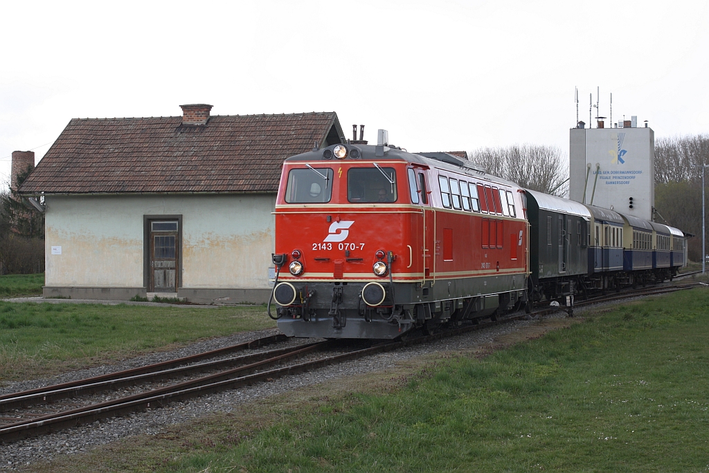 NLB 2143 070-7 mit dem SR 14517 am 06.April 2015 in Prinzersdorf-Rannersdorf.