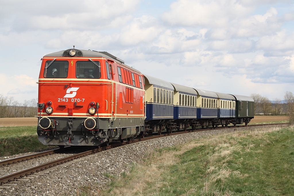 NLB 2143 070-7 mit dem SR 14518 kurz nach Hohenau am 06.April 2015.
