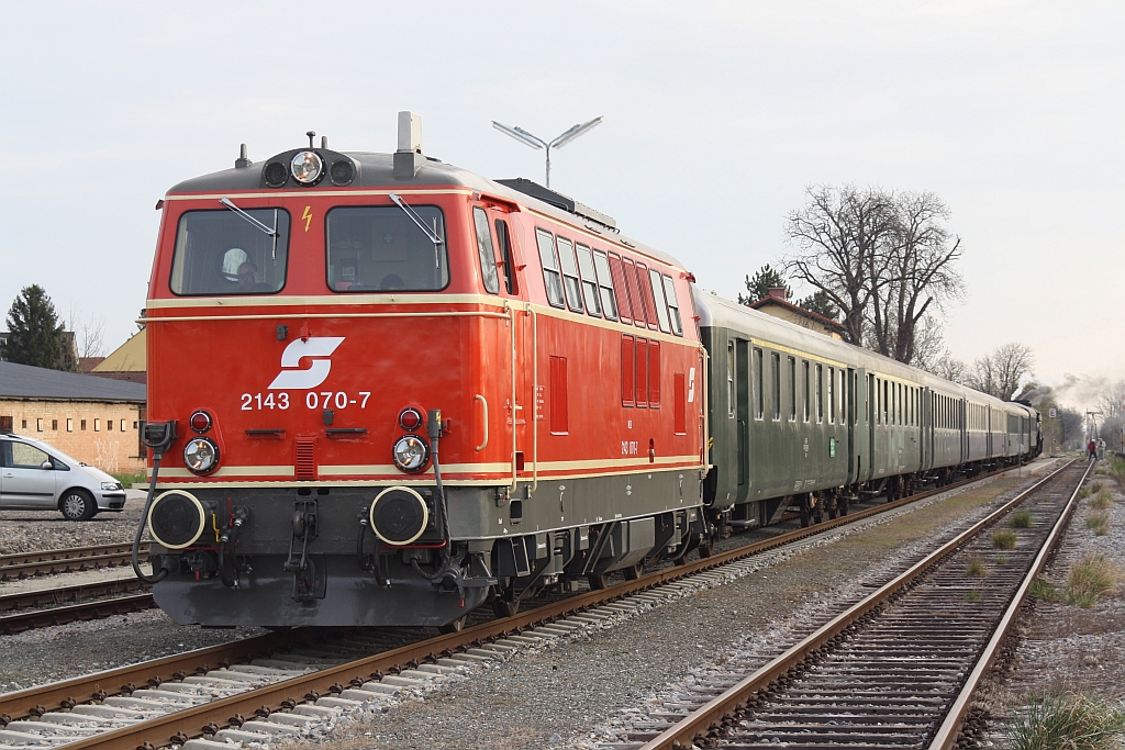 NLB 2143 070-7 mit dem SR 14585 nach Strasshof am 12.April 2015 in Traiskirchen Aspangbahn.