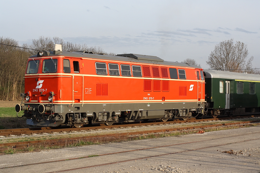NLB 2143 070-7 mit dem SR 14585 nach Strasshof am 12.April 2015 in Trumau.