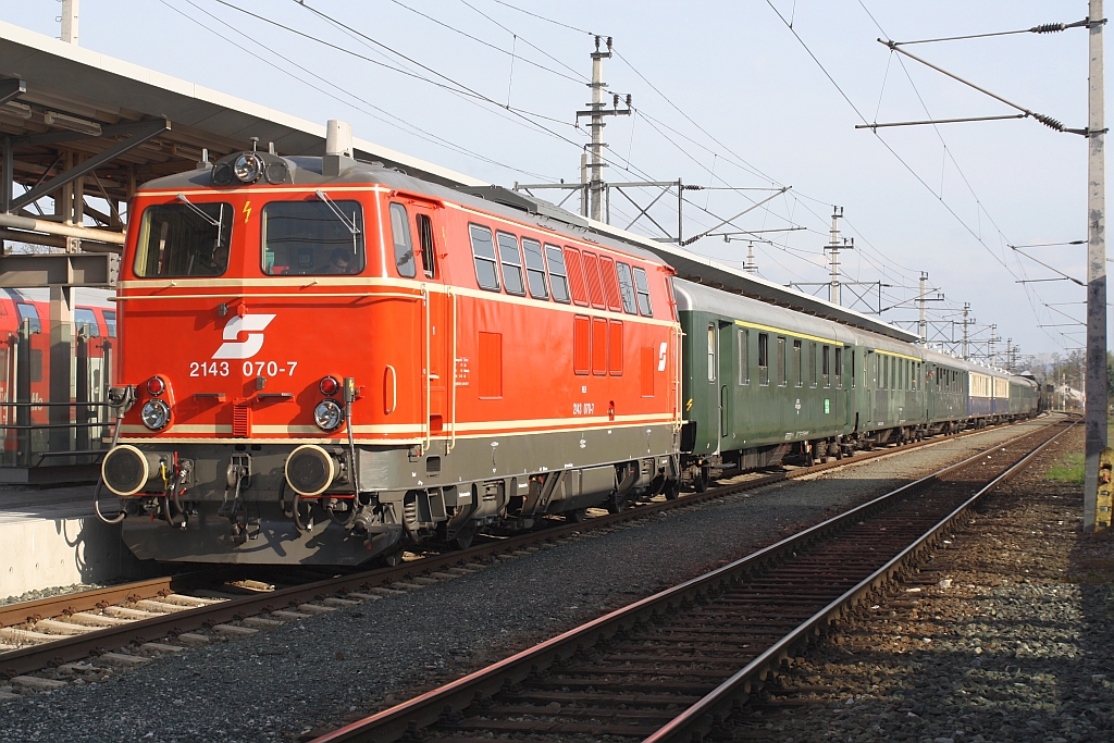 NLB 2143 070-7 mit dem SR 14585 nach Strasshof am 12.April 2015 in Trumau.