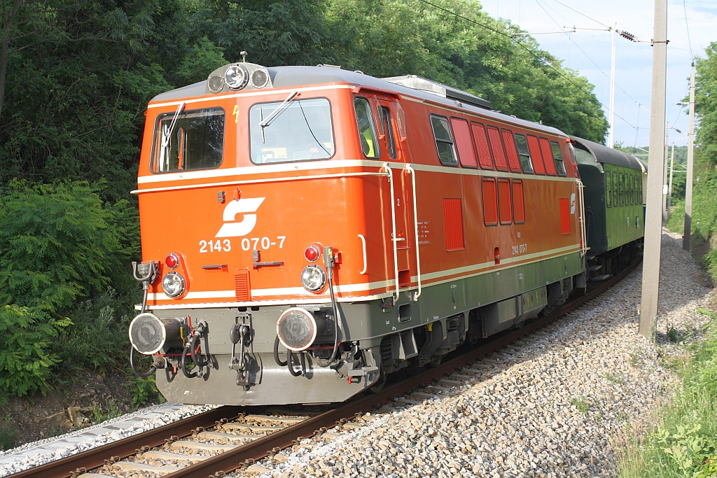 NLB 2143 070-7 mit dem SLP 34468 am 20.Juni 2015 bei Niederkreuzstetten.