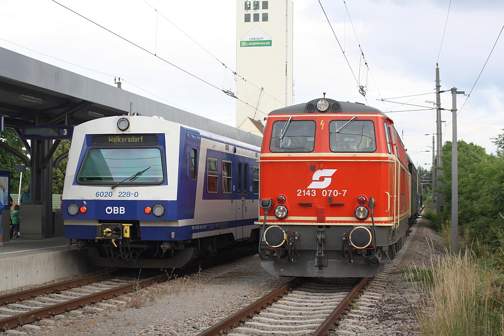 NLB 2143 070-7 vor dem SLP 34468 am 20.Juni 2015 in Wolkersdorf. Links der 6020 228-0 als S2-Zug 29801 nach Meidling.