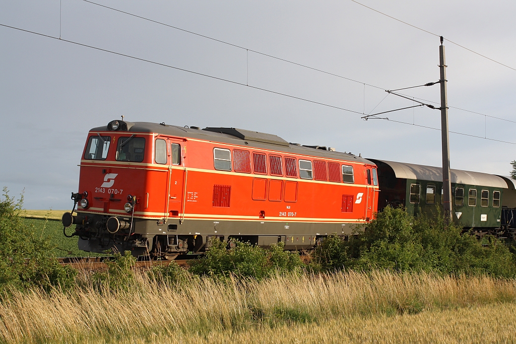 NLB 2143 070-7 vor dem SLP 34468 am 20.Juni 2015 bei Ladendorf.