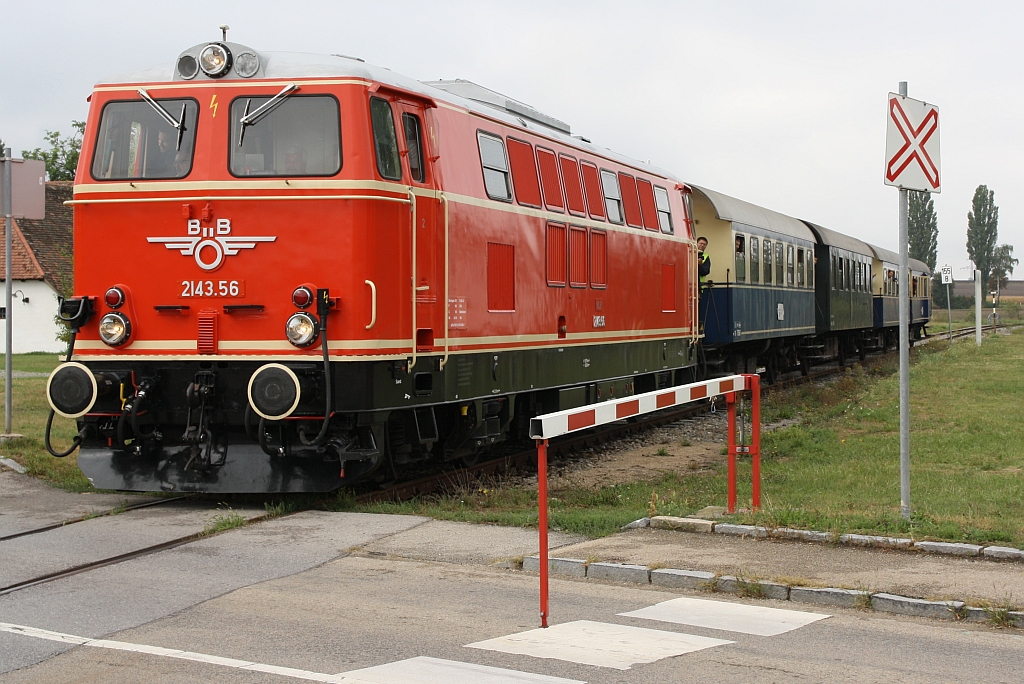 NLB 2143.56 am 02.September 2018 mit dem SR 16434 (Wien Praterstern - Zellerndorf - Laa/Thaya - Mistelbach) auf der EK mit der B45 bei der ehemaligen Haltestelle Alberndorf an der Pulkau. Ob man wegen des Ortsnamen den Schranken ebenso ausgeführt hat entzieht sich meiner Kenntnis.