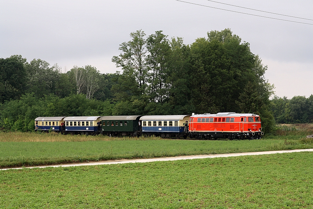 NLB 2143.56 am 02.September 2018 mit dem SR 16434 (Wien Praterstern - Zellerndorf - Laa/Thaya - Mistelbach) auf der Pulkautalbahn beim Strecken-Km 132,5.