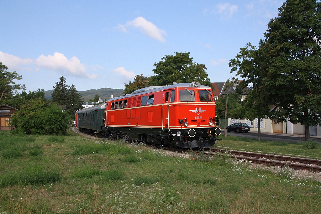 NLB 2143.56 am 07.Juli 2018 mit dem SR 14982 von Waldmühle nach Praterstern (und weiter als EZ nach Ernstbrunn) auf der Kaltenleutgebenerbahn im Bahnhof Perchtoldsdorf.