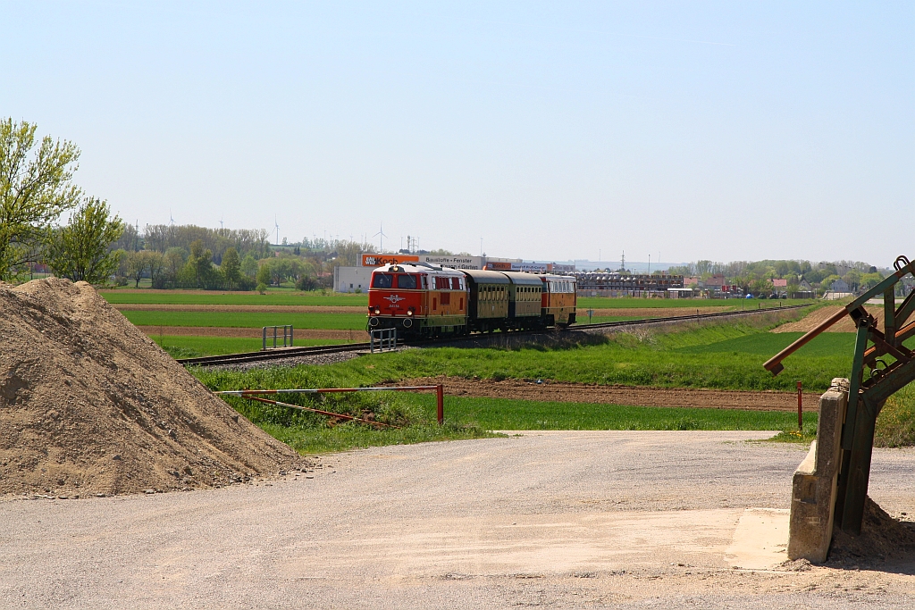 NLB 2143.56 am 21.April 2018 mir der SBED 14473 von Mistelbach Lokalbahn nach Dechanthof kurz vor Brücke der L3168. Am Zugschluss läuft die RBAHN 2050.09 mit.