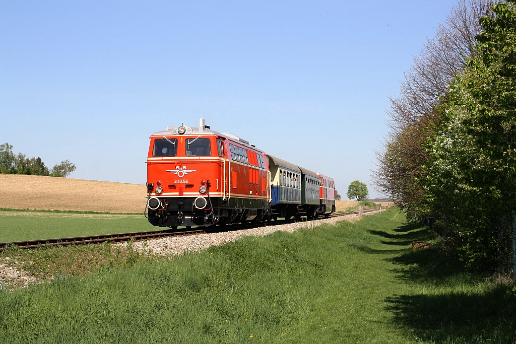 NLB 2143.56 am 21.April 2018 mir der SBED 14474 von Dechanthof nach Mistelbach Lokalbahn bei der Kläranlage Mistelbach. Am Zugschluss läuft die RBAHN 2050.09 mit.