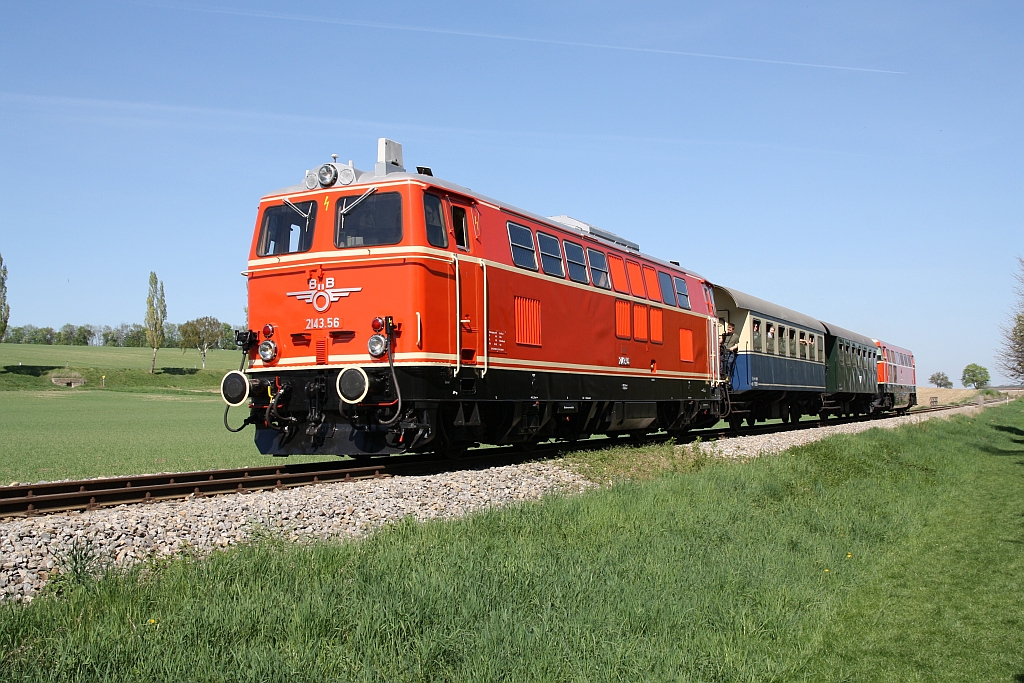 NLB 2143.56 am 21.April 2018 mir der SBED 14474 von Dechanthof nach Mistelbach Lokalbahn bei der Kläranlage Mistelbach. Am Zugschluss läuft die RBAHN 2050.09 mit.