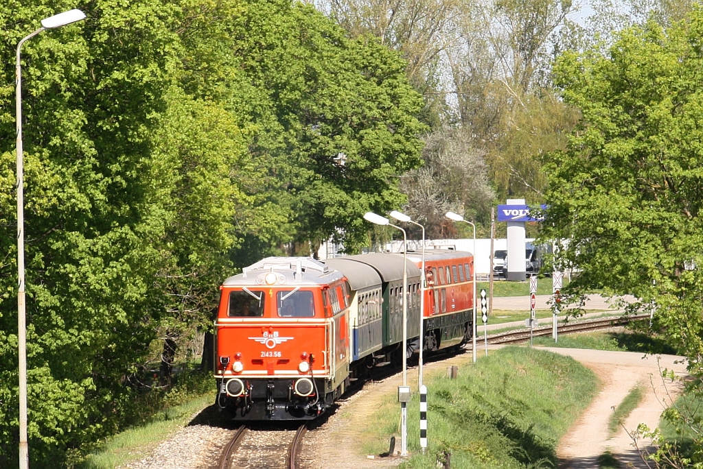 NLB 2143.56 fährt 21.April 2018 mir der SBED 14474 von Dechanthof in Mistelbach Lokalbahn ein. Am Zugschluss läuft die RBAHN 2050.09 mit.