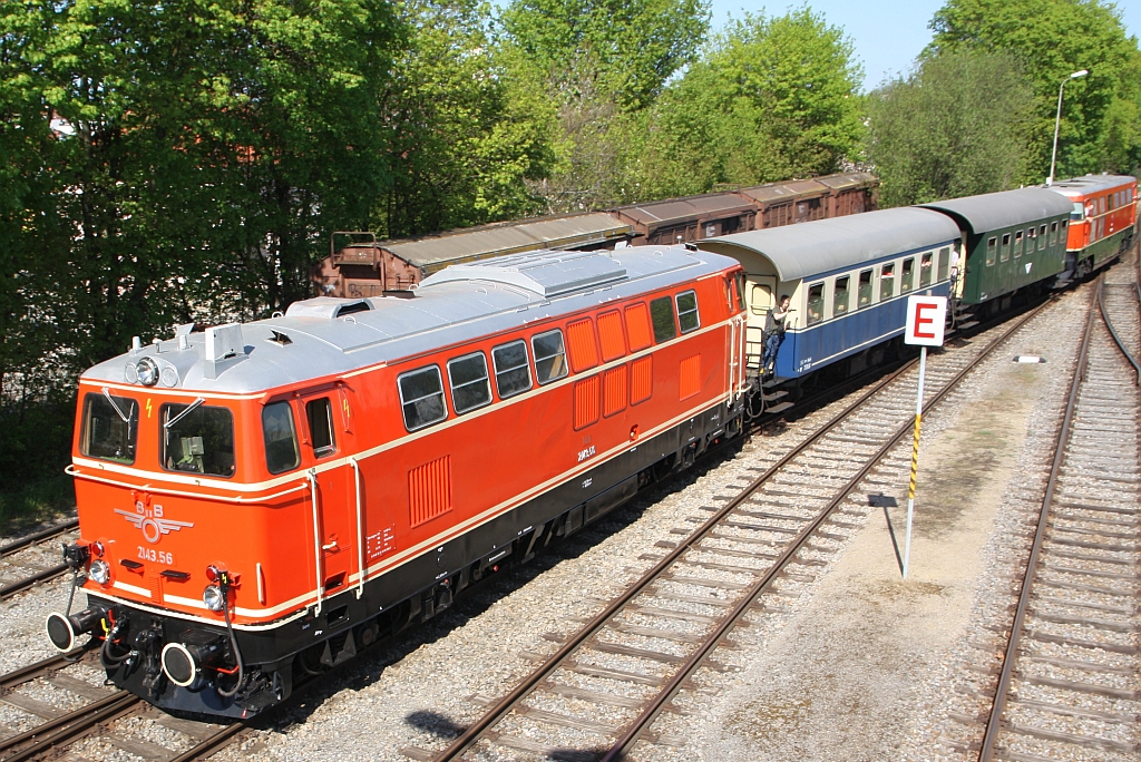 NLB 2143.56 fährt 21.April 2018 mir der SBED 14474 von Dechanthof in Mistelbach Lokalbahn ein. Am Zugschluss läuft die RBAHN 2050.09 mit.
