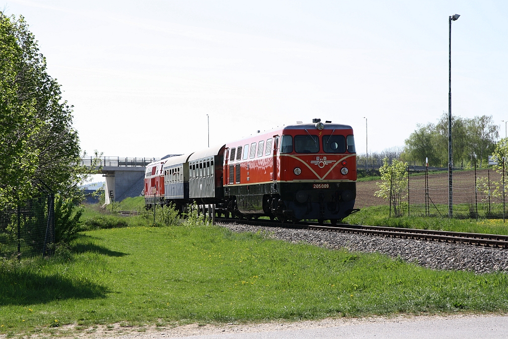 NLB 2143.56 zieht am 21.April 2018 bei Brücke der L3168 die SBED 14474 von Dechanthof nach Mistelbach Lokalbahn während am Zugschluss die RBAHN 2050.09 mitläuft.