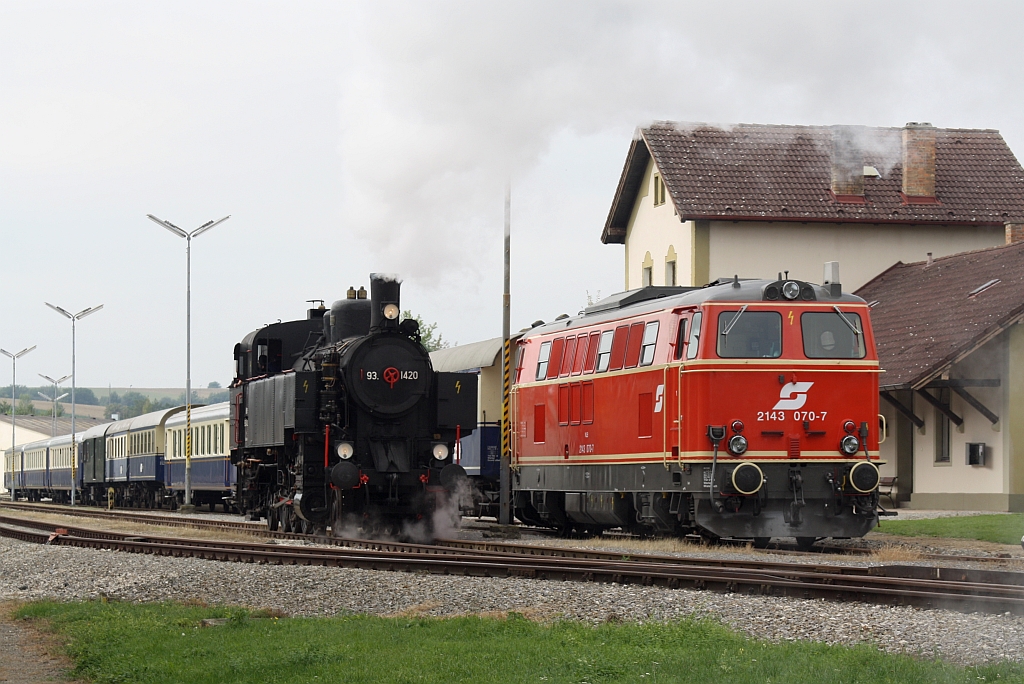 NLB 93.1420 und 2143 070-7 am 12.September 2015 in Ernstbrunn.