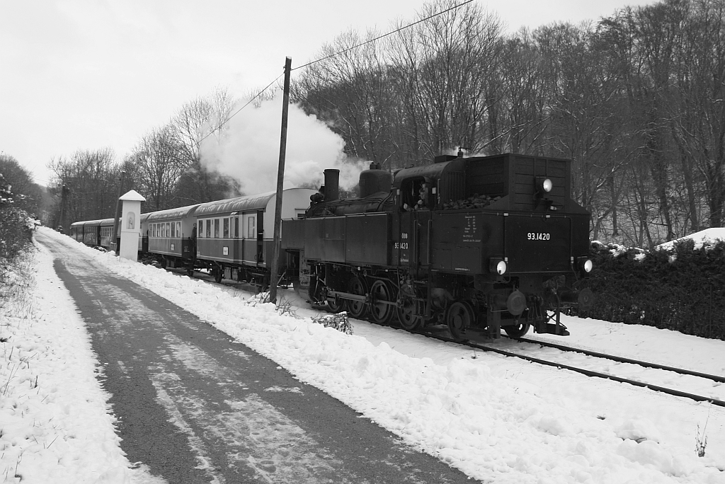 NLB 93.1420 am 03.Dezember 2017 mit Zug1 von Waldmühle nach Wien Meidling beim Marterl im Km 4,8.